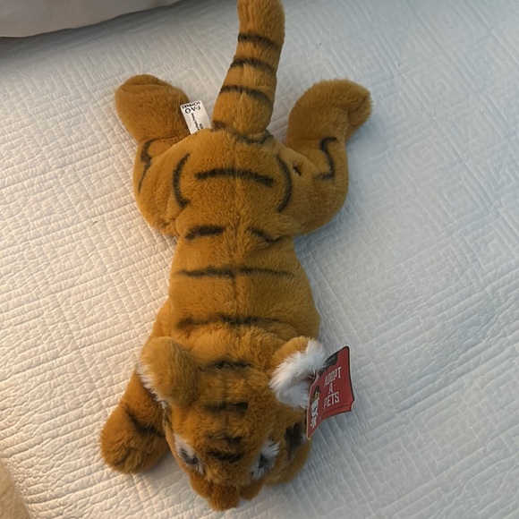 FAO Schwarz Adopt a Pet new plush tiger with vervet nose clean soft, very nice - Picture 5 of 15